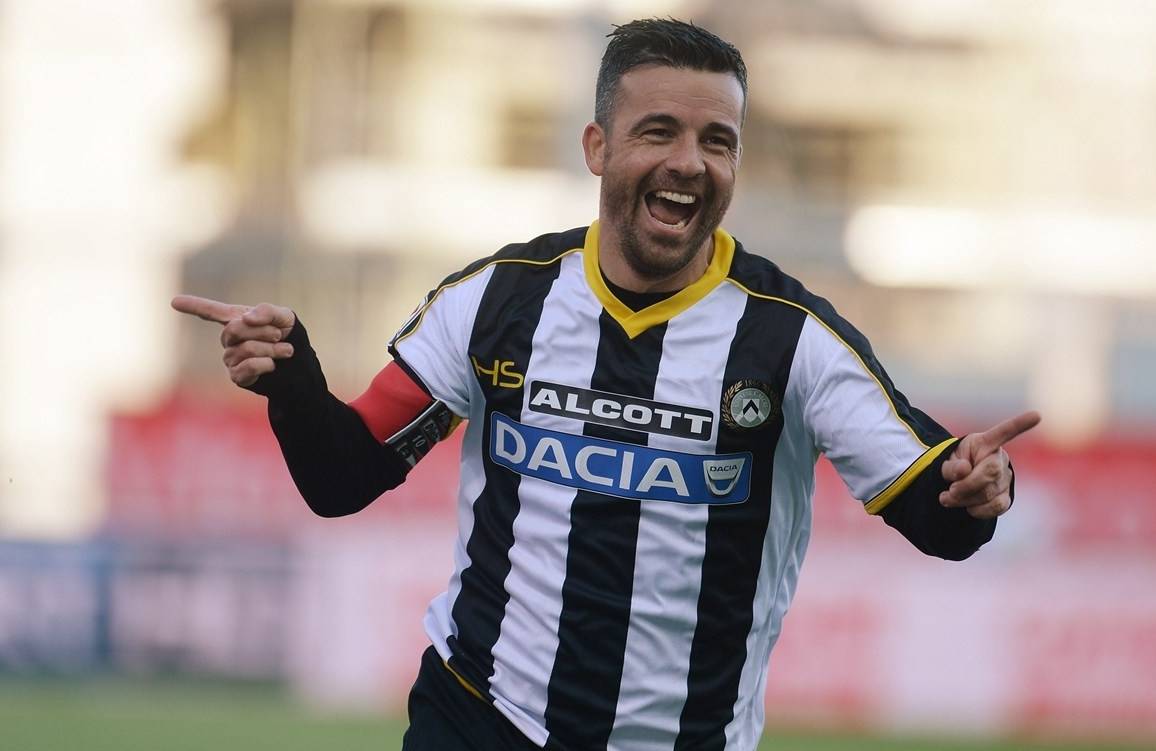 包含萨索洛将与乌迪内斯展开激烈较量的词条