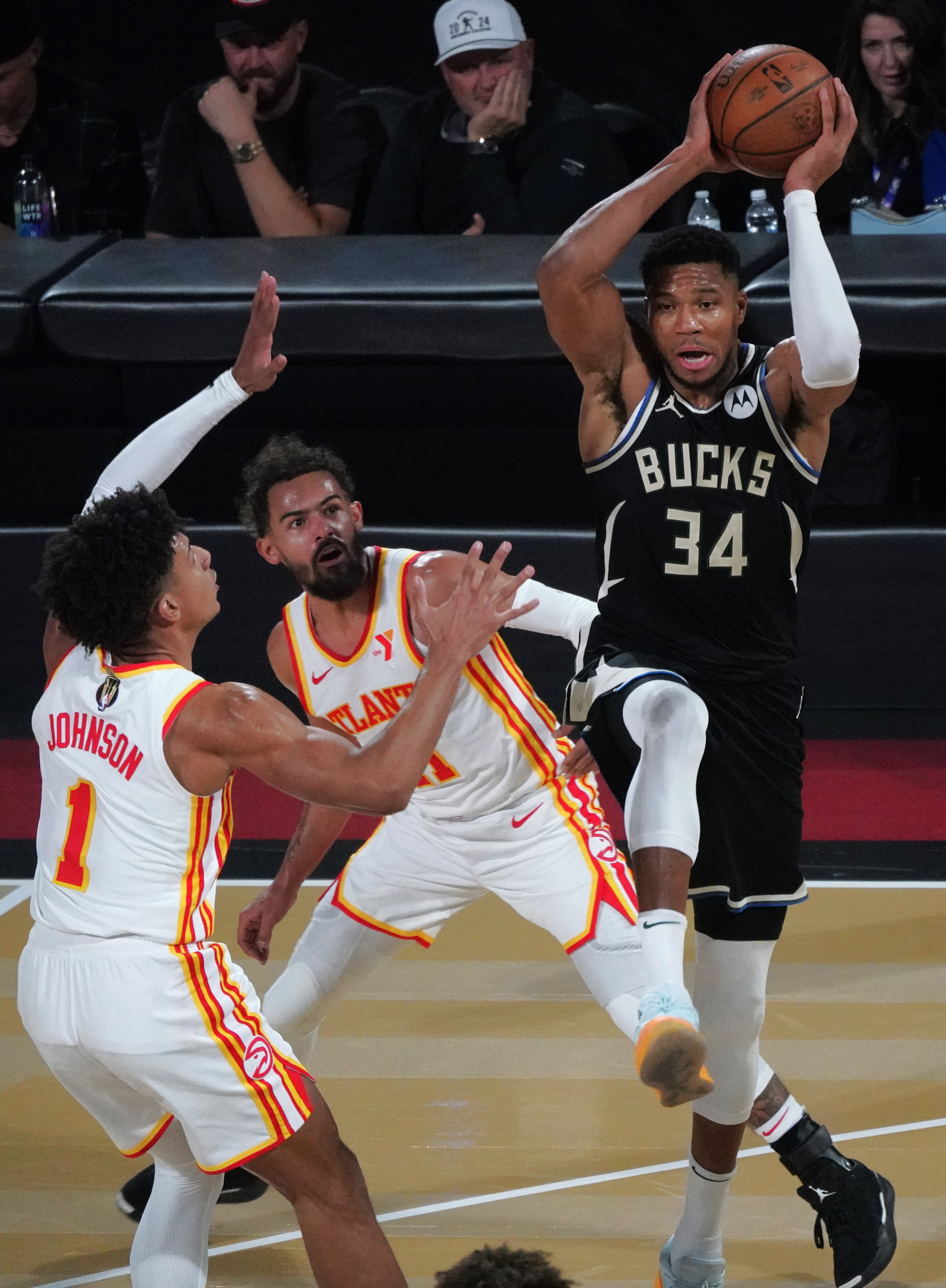 雄鹿横扫马刺,哈登统治全场的简单介绍 雄鹿横扫马刺,哈登统治全场的简单介绍