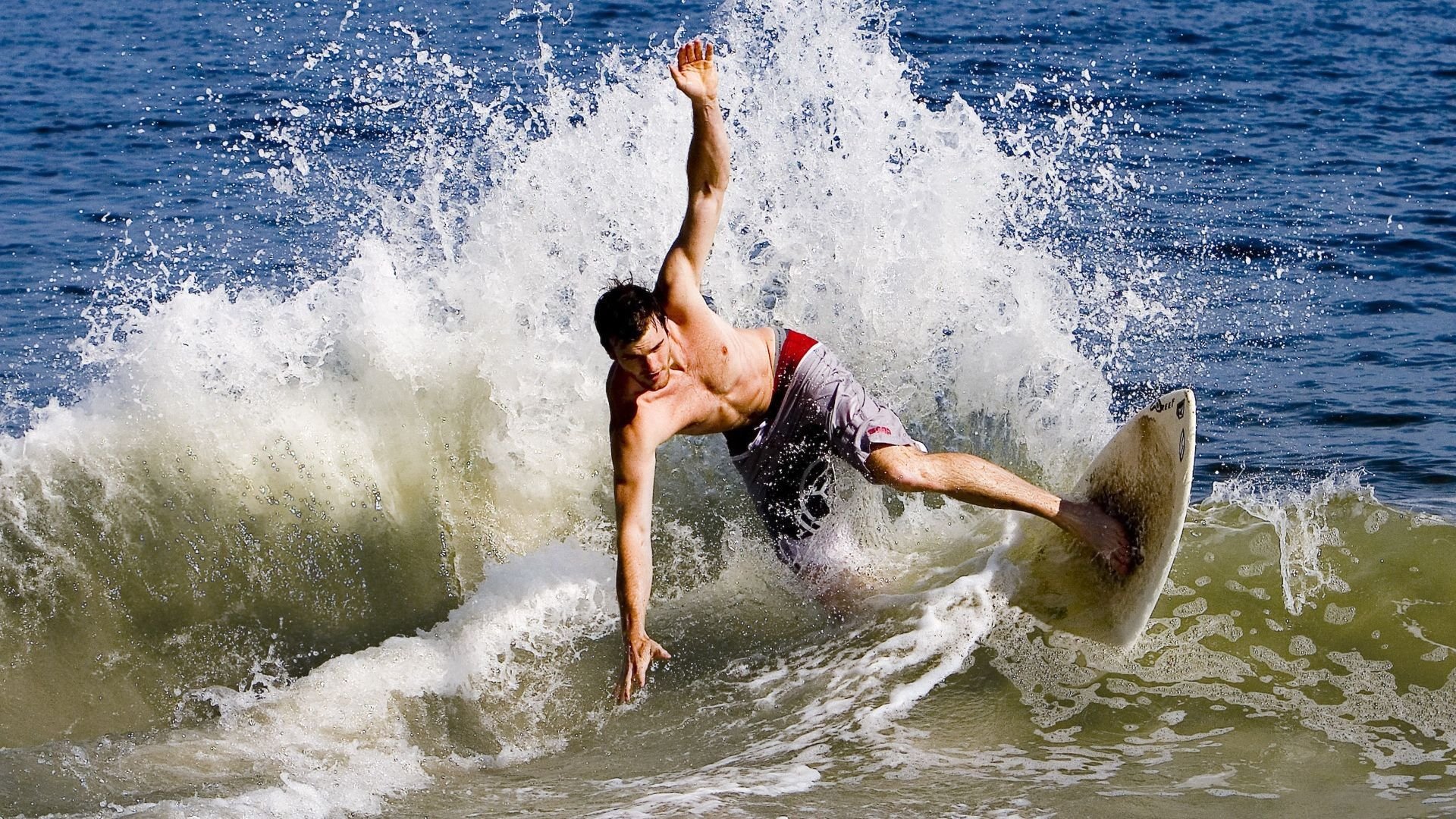 塞恩斯惊艳四座，阿斯顿马丁上演惊天逆转，索伯车队战略失误成转折点